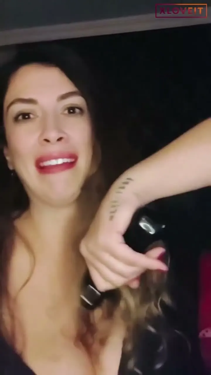 Lily w ifşa Seksi olgundna bi ufak kalça show — Tango Lily W — Canlı Yayınlar
