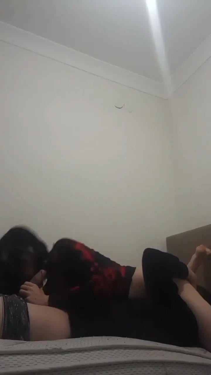 Mağaza müdürü personel sevgilisinin sikini yaladı — Amatör Porno