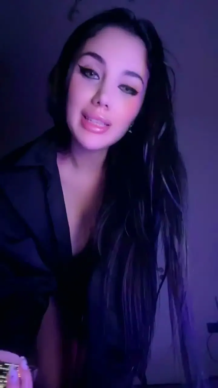 Tango Afrodit ifşa Esmer sexy kalçalarını sergiledi — Tango Afrodit — Canlı Yayınlar