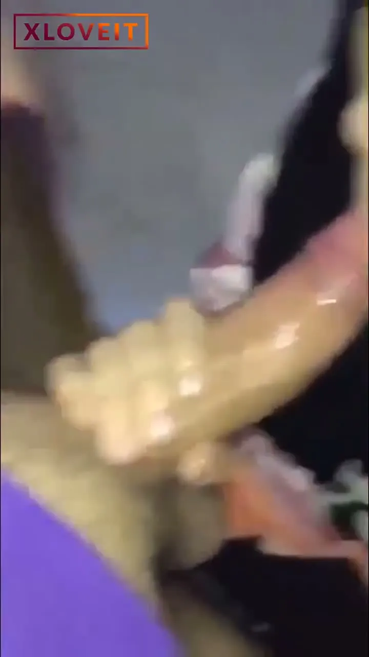 Türbanlının ağzına verip domaltıyor — Amatör Porno