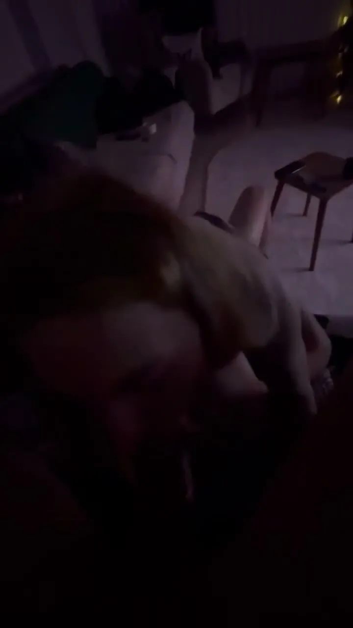 Üniversiteliler eve kız atmış sırayla sevişiyor — Amatör Porno