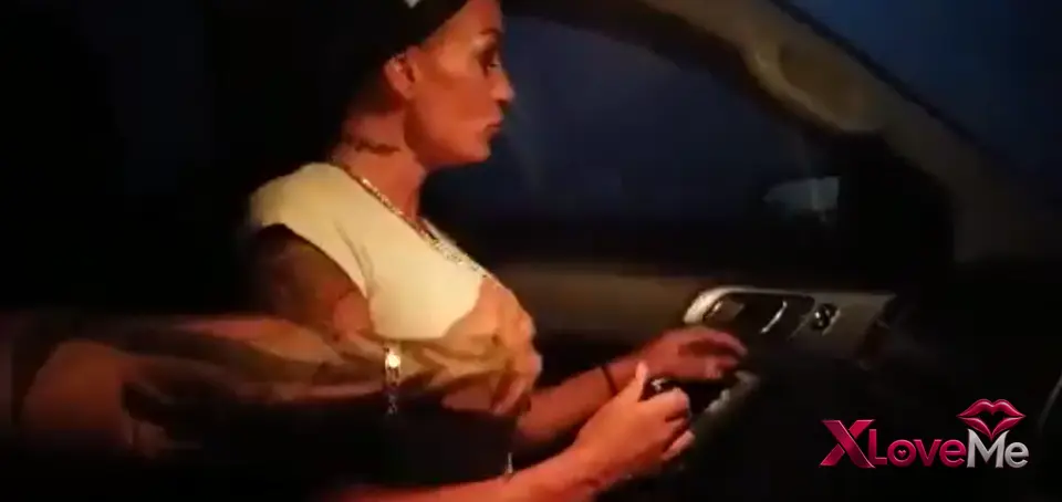 Yaşlı Sakso Aleyna Nicole arabada bira içip ağza aldı — Aleyna Nicole — Amatör Porno